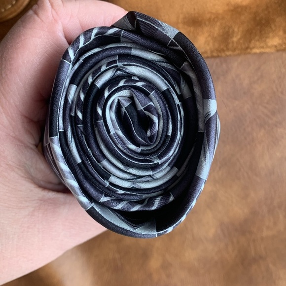 Pierre Cardin 100% silk Tie made in USA 57” EUC - Picture 8 of 8